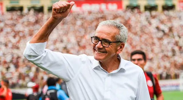 Gregorio Pérez cumple su segunda etapa como DT de Universitario.
