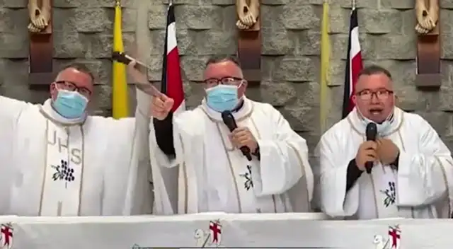 Sacerdote sorprende cantando y bailando al ritmo de la 'Sopa del Caracol' Sacerdote sorprende cantando y bailando al ritmo de la 'Sopa del Caracol'