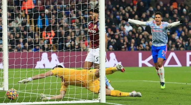 Un error del 'Dibu' Martínez le permitió al Manchester United anotar el 1-0 Un error del 'Dibu' Martínez le permitió al Manchester United anotar el 1-0