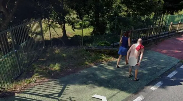 El coche de Google captó el momento exacto en el que un hombre se baja los pantalones. El coche de Google captó el momento exacto en el que un hombre se baja los pantalones.