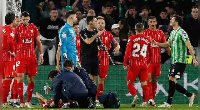 Betis vs. Sevilla se suspendió por agresión a un jugador. Betis vs. Sevilla se suspendió por agresión a un jugador.