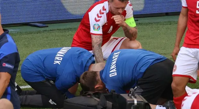 Doctores que atendieron a Eriksen son premiados por FIFA Doctores que atendieron a Eriksen son premiados por FIFA