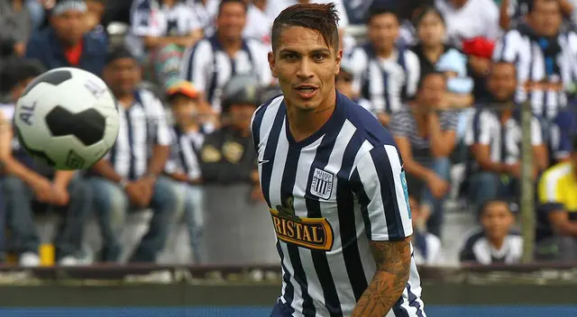 Paolo Guerrero vestido con la camiseta de Alianza Lima en 2014 Paolo Guerrero vestido con la camiseta de Alianza Lima en 2014