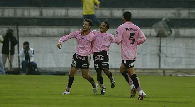Exelemento de Sport Boys también pasó por Cienciano, Aurich y otros clubes. Exelemento de Sport Boys también pasó por Cienciano, Aurich y otros clubes.