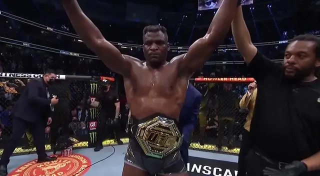 Francis Ngannou derrotó a Cyril Gane