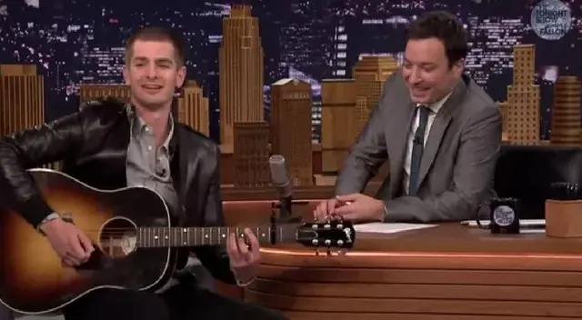 Andrew Garfield sorprende al cantar Spiderman en vivo - VIDEO