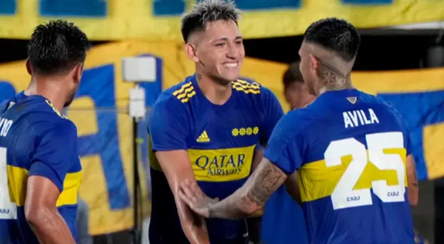 De cabeza, Luis Vázquez le dio el triunfo a Boca Juniors en La Plata.