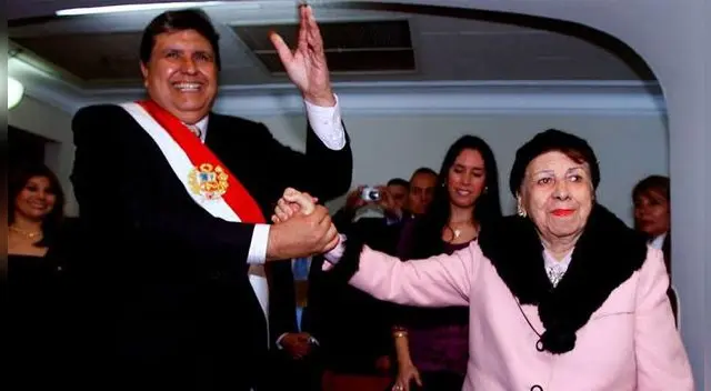 Nytha Pérez junto a su hijo el expresidente Alan García.