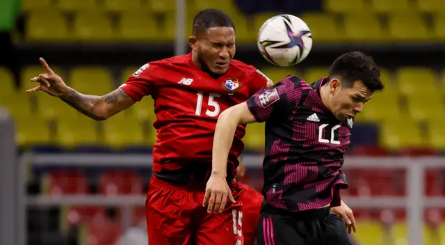 Hirving Lozano disputando un balón aéreo con un jugador panameño