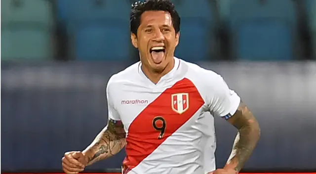 Gianluca Lapadula recibió sorpresa de hincha peruano.