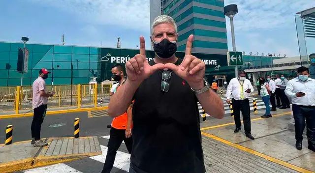 Álvaro Gutiérrez a su llegada a Lima para entrenar a Universitario de Deportes Álvaro Gutiérrez a su llegada a Lima para entrenar a Universitario de Deportes
