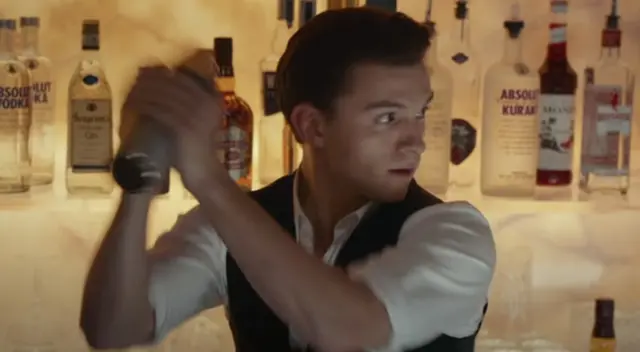 Uncharted: Tom Holland se convierte en un experto en coctelería y artes marciales - VIDEO