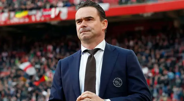 El ídolo del Ajax se vio obligado a renunciar a su cargo.