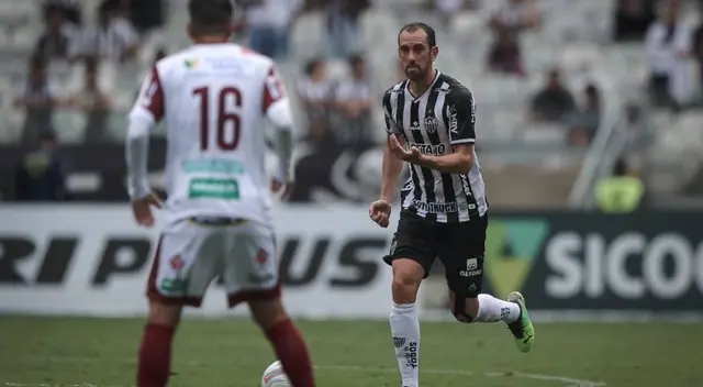 Diego Godín, debutó con gol en Atlético Mineiro.