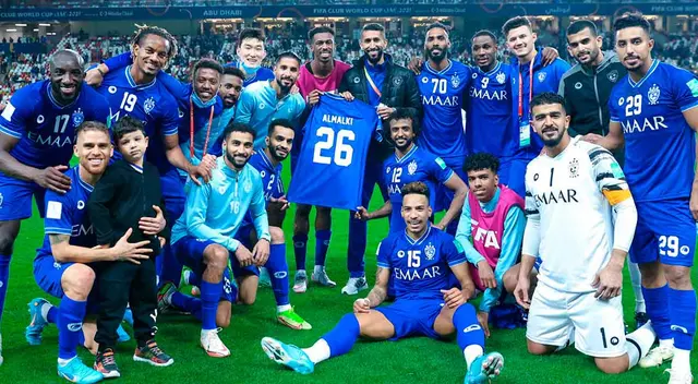 André Carrillo junto a sus compañeros de Al Hilal tras victoria en el Mundial de Clubes André Carrillo junto a sus compañeros de Al Hilal tras victoria en el Mundial de Clubes