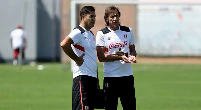 Daniel Ahmed junto a Ricardo Gareca en la Videna