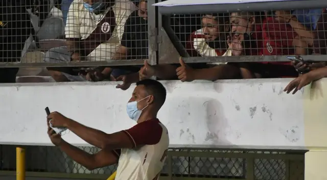 Alex Valera y su enorme gesto con hinchas de Universitario Alex Valera y su enorme gesto con hinchas de Universitario