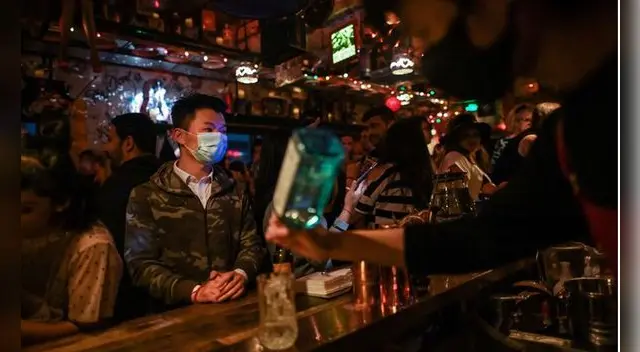 ¿Bares y discotecas atenderán este fin de semana? Foto: referencial/AFP