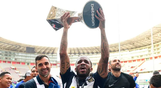 Podrás ver la copa que Jefferson Farfán levantó con Alianza Lima en el 2021. Podrás ver la copa que Jefferson Farfán levantó con Alianza Lima en el 2021.