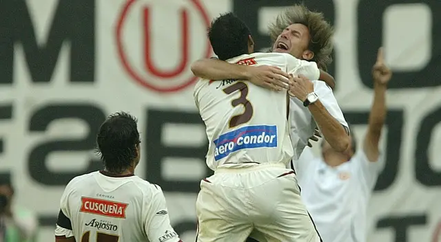 Donny Neyra, que usaba la '3' en Universitario, celebrando con Ricardo Gareca Donny Neyra, que usaba la '3' en Universitario, celebrando con Ricardo Gareca