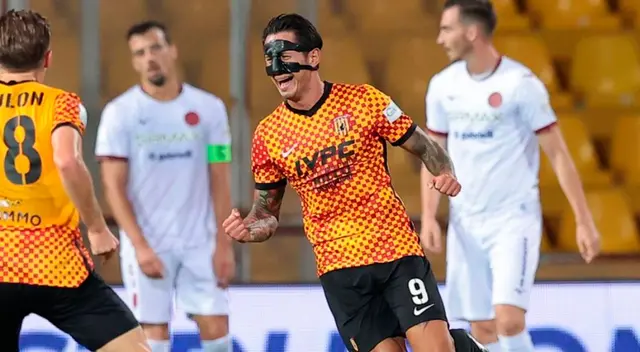 Gianluca Lapadula se reencontró con sus compañeros de Benevento