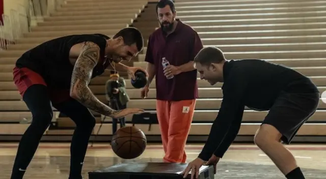 La película está producida por el basquetbolista LeBron James.