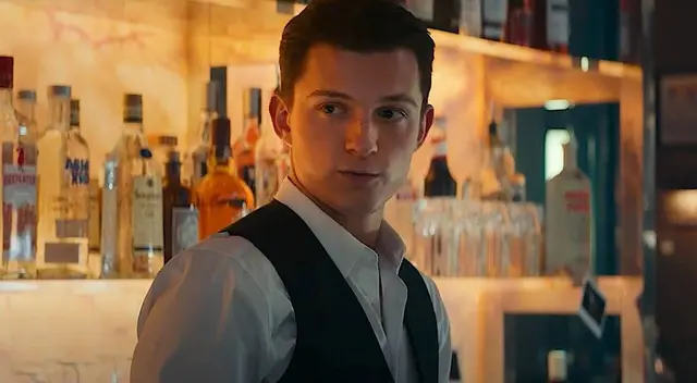 Tom Holland confiesa que trabajó de camarero para su papel en 'Uncharted' y fue despedido