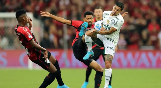 Atlético Paranaense empató 2-2 ante Palmeiras.