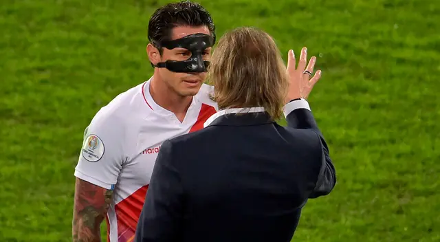 Gianluca Lapadula y Ricardo Gareca en un duelo de Copa América Gianluca Lapadula y Ricardo Gareca en un duelo de Copa América
