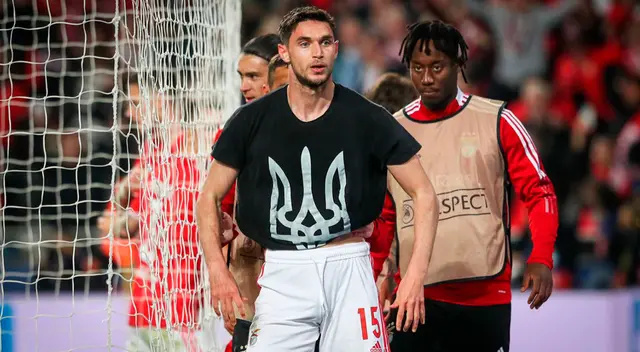 Yaremchuk celebró en Champions con escudo de Ucrania