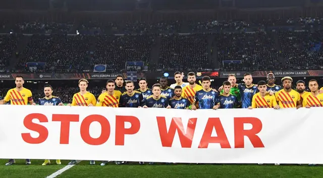 Futbolistas del Napoli y Barcelona levantaron en protesta a la guerra