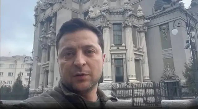 Ucrania: Presidente Zelenski graba nuevo video y pide a los ucranianos resistir ataque ruso