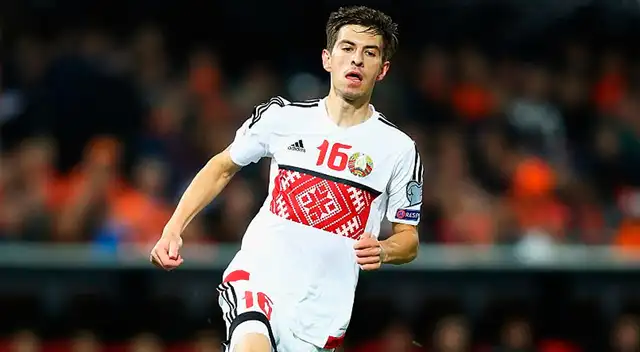 Alexei Rios con camiseta de la Selección de Bielorrusia