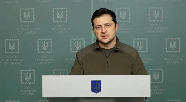 Interprete rompe en llanto mientras traducía el discurso del presidente de Ucrania