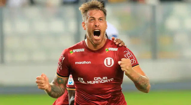 Germán Denis con camiseta de Universitario en el 2019