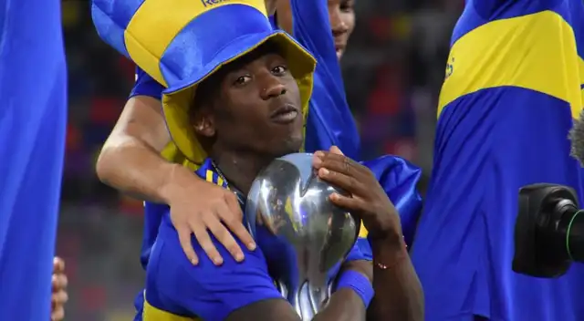 Hinchas de Boca festejan el cumpleaños de Luis Advíncula: Hinchas de Boca festejan el cumpleaños de Luis Advíncula: