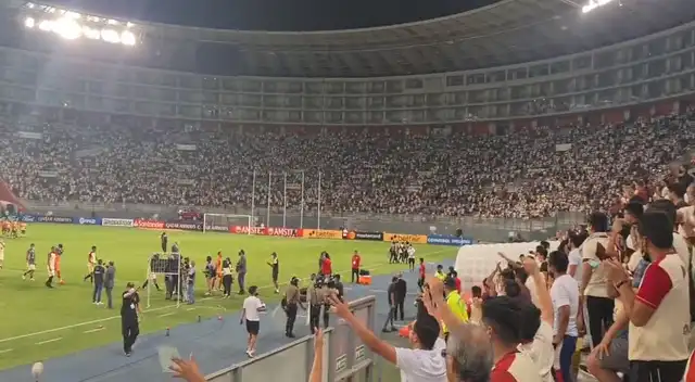 Los hinchas de Universitario se quedaron en el estadio para seguir cantándole al equipo
