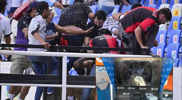 Querétaro vs Atlas: pelea en el Estadio La Corregidora. Foto: Twitter.
