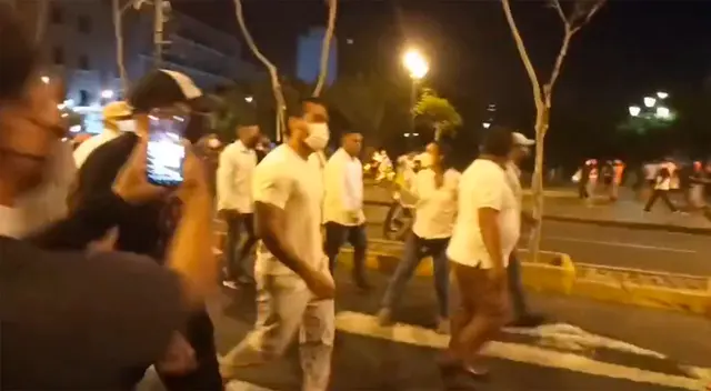 Álvaro Paz de la Barra fue expulsado por los asistentes a la marcha contra Pedro Castillo. Álvaro Paz de la Barra fue expulsado por los asistentes a la marcha contra Pedro Castillo.