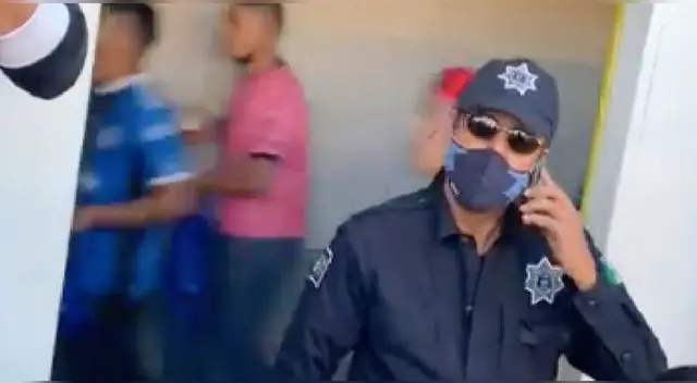 Querétaro vs. Atlas: Captan a policía que se da la espalda e ignora enfrentamientos