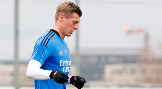Toni Kroos vuelve a tocar balón con el Real Madrid Toni Kroos vuelve a tocar balón con el Real Madrid