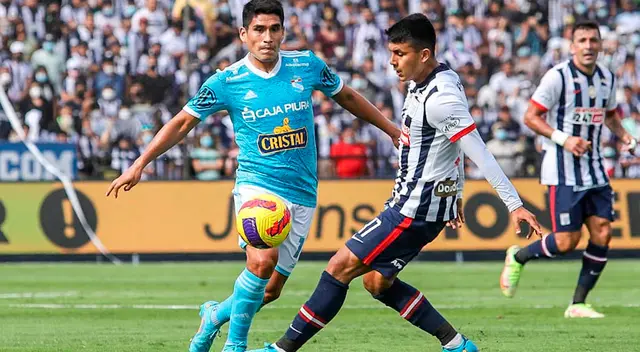 Ávila disputando el balón en el Alianza vs. Cristal