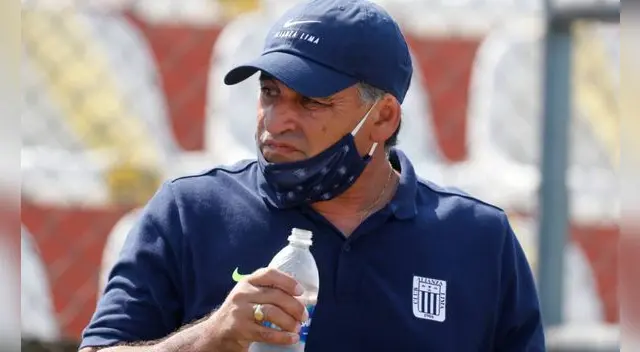 Carlos Bustos fue el entrenador que sacó campeón a los blanquiazules el año 2021. Foto: La República-Luis Jiménez Carlos Bustos fue el entrenador que sacó campeón a los blanquiazules el año 2021. Foto: La República-Luis Jiménez