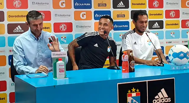 Yoshimar Yotún dio declaraciones a los medios de prensa durante su presentación