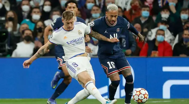 Kroos y Neymar disputan el balón Kroos y Neymar disputan el balón