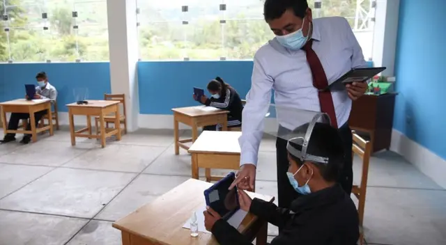 Docentes recibirán aumento de 100 soles en su sueldo este mes de marzo Docentes recibirán aumento de 100 soles en su sueldo este mes de marzo