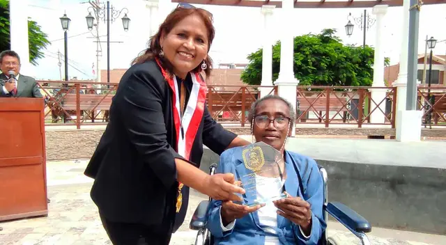 Emperatriz Manzo Audante recibiendo un presente