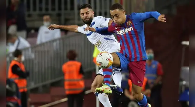 Sergiño Dest tiene contrato con el Barcelona hasta la temporada 2024-25. Foto: EFE. Sergiño Dest tiene contrato con el Barcelona hasta la temporada 2024-25. Foto: EFE.