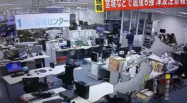Así se vivió el terrmetoto de 7.3 grados en distintos lugares de Fukushima, Japón - VIDEO Así se vivió el terrmetoto de 7.3 grados en distintos lugares de Fukushima, Japón - VIDEO