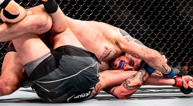 Tom Aspinall ganó por sumisión a Alexander Volkov